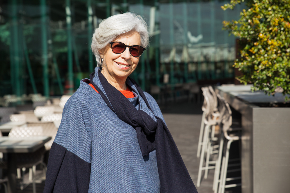 Седая женщина в многослойном образе