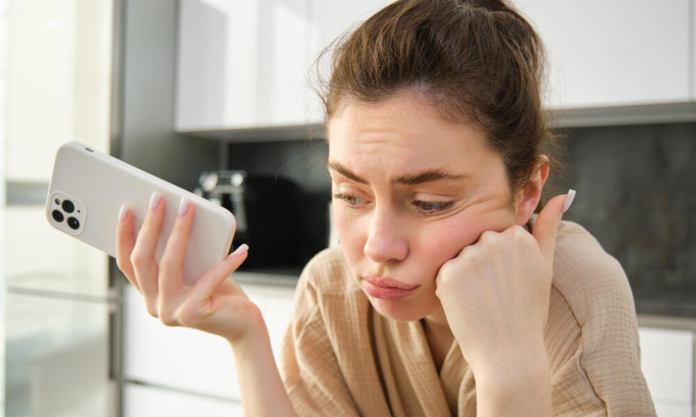 Девушка с телефоном