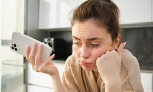 Девушка с телефоном