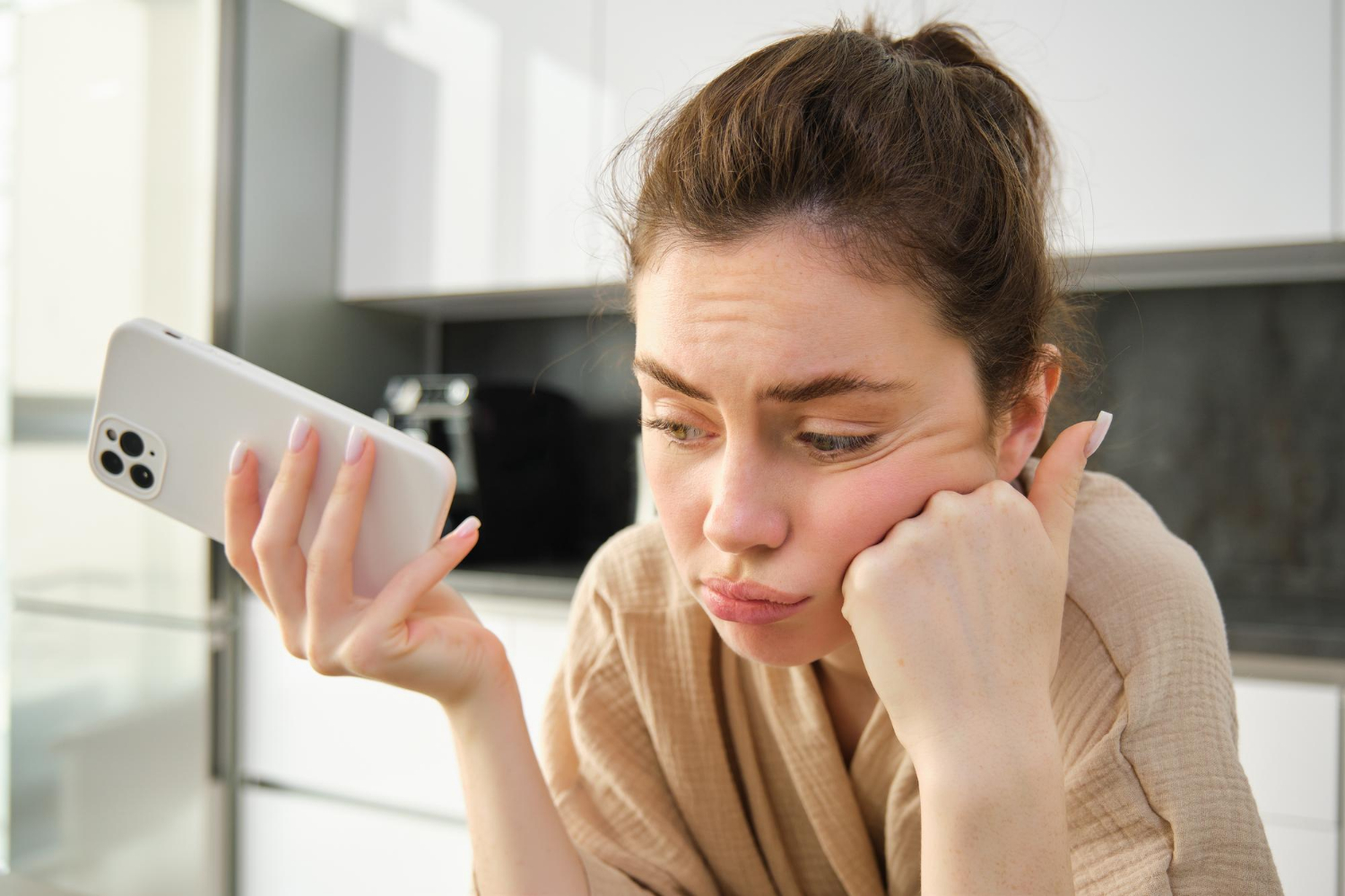 Девушка с телефоном