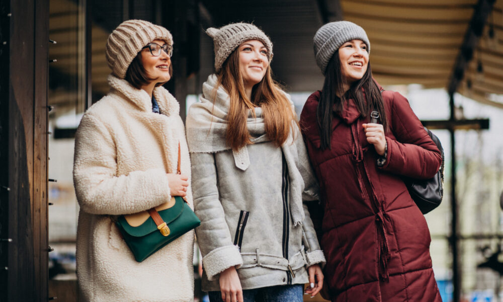 три девушки в верхней одежде на улице