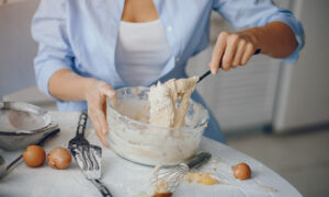 месит тесто венчиком