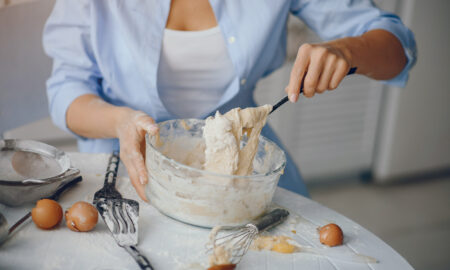 месит тесто венчиком