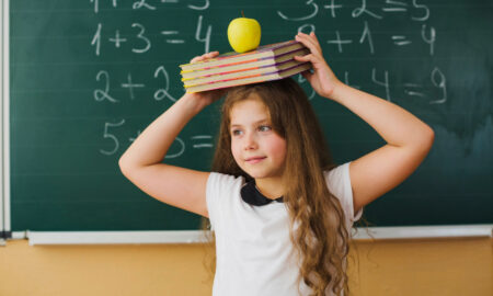 Девочка на уроке математики