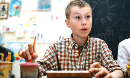 Ребенок в школьном классе