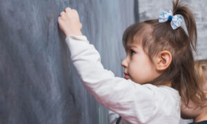 Маленькая девочка у доски