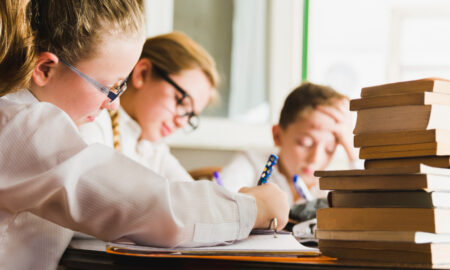 дети учатся в школе