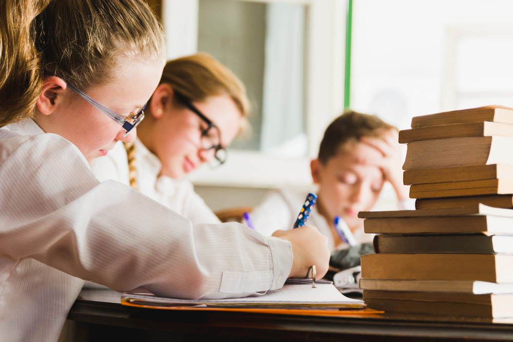 дети учатся в школе