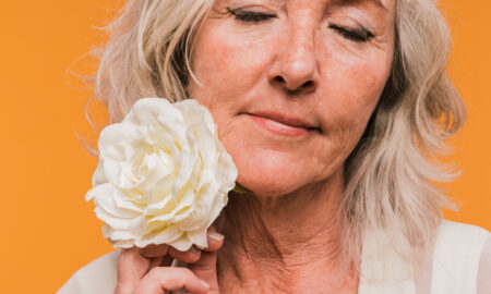 Пожилая женщина с розой