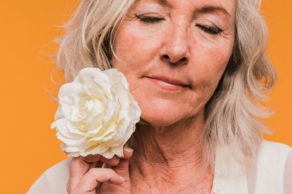 Пожилая женщина с розой