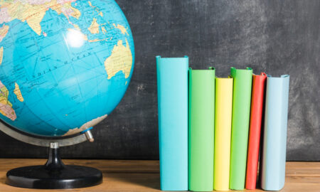 Глобус и книги