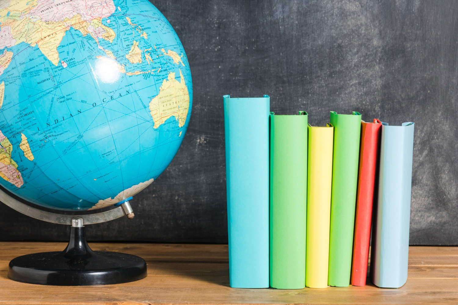 Глобус и книги