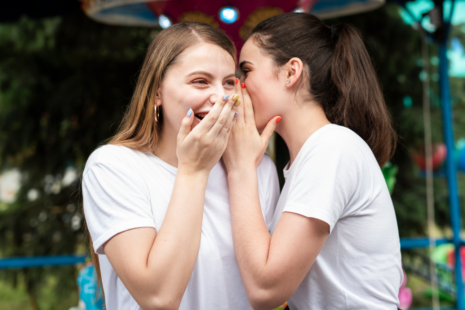 Девушки шепчутся