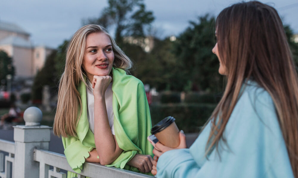 две девушки общаются