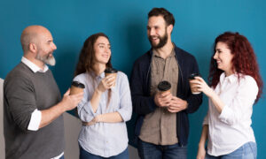 компания пьёт кофе и общается