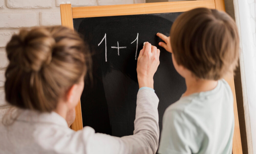 Дети решают задачки