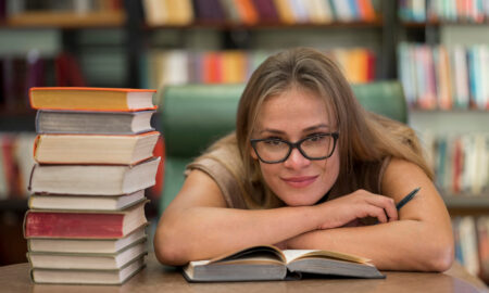 Девушка с учебниками