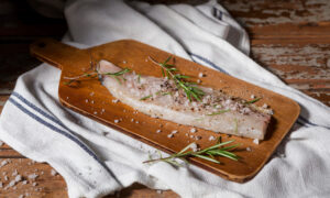 Сырая белая рыба на доске