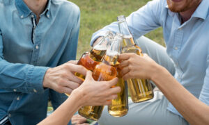 Компания выпивает пиво