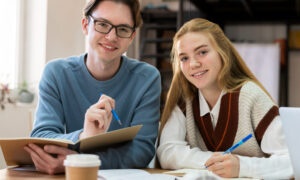 два старшеклассника готовятся к сдаче экзамена