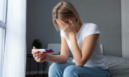 Девушка с тестом на беременность