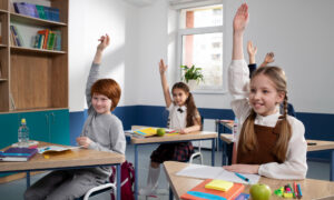 дети отвечают на уроках в школе