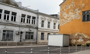 Здание с большими окнами