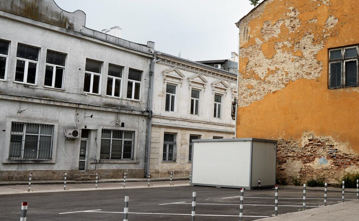 Здание с большими окнами