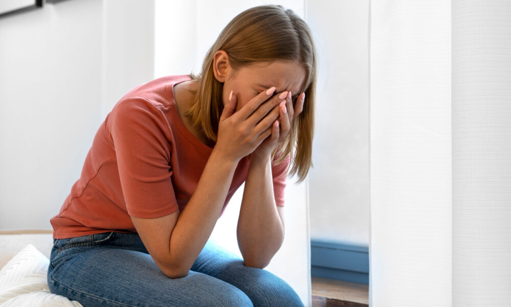 Девушка плачет