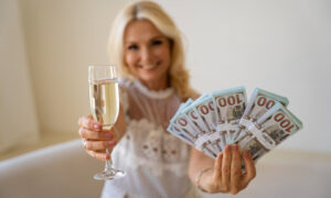 Девушка с деньгами