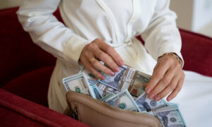 Женщина с деньгами
