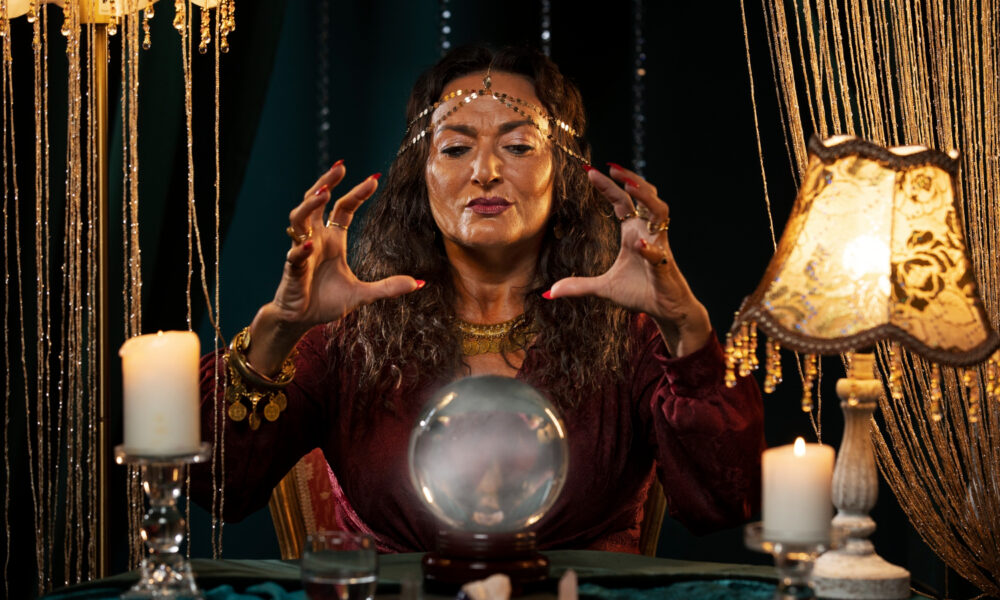 Женщина астролог