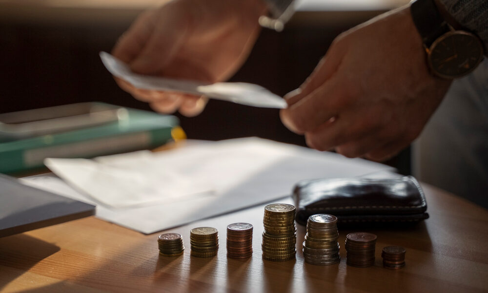 Документы и деньги на столе