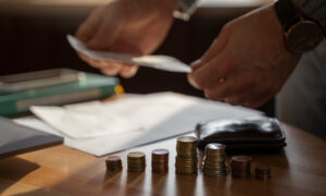 Документы и деньги на столе