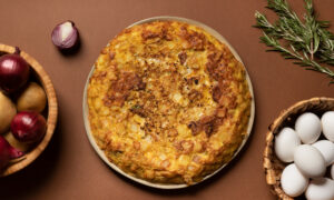 Пирог, яйца, лук
