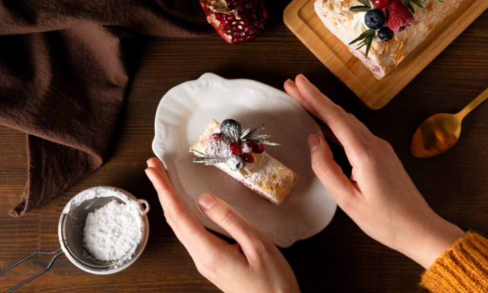 рулет, десерт, руки