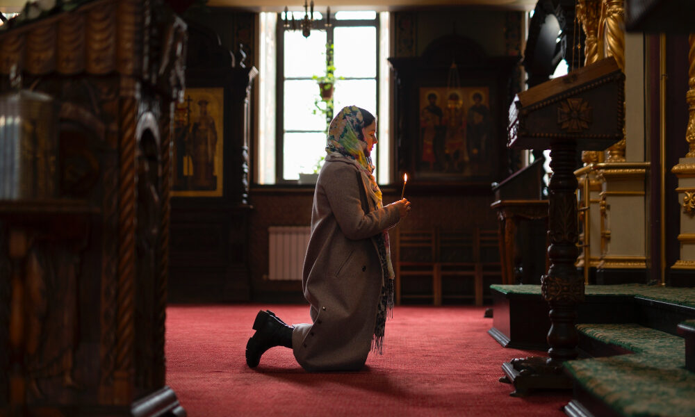 женщина молится в храме