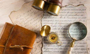 на фоне карты бинокль, компас, лупа и блокнот