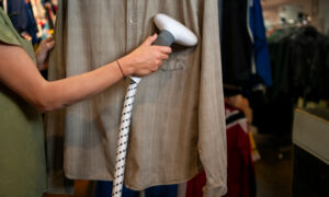 Отпариватель гладит рубашку