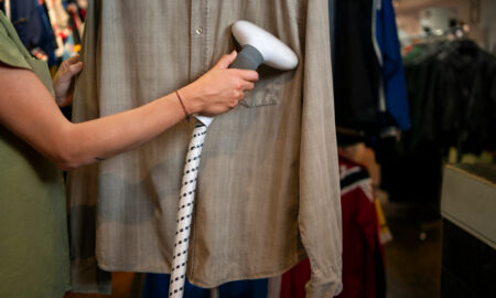 Отпариватель гладит рубашку