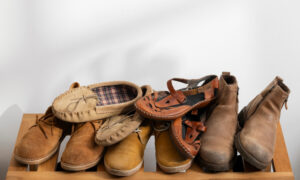 Обувь, сваленная в кучу