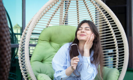 девушка в кресле-коконе