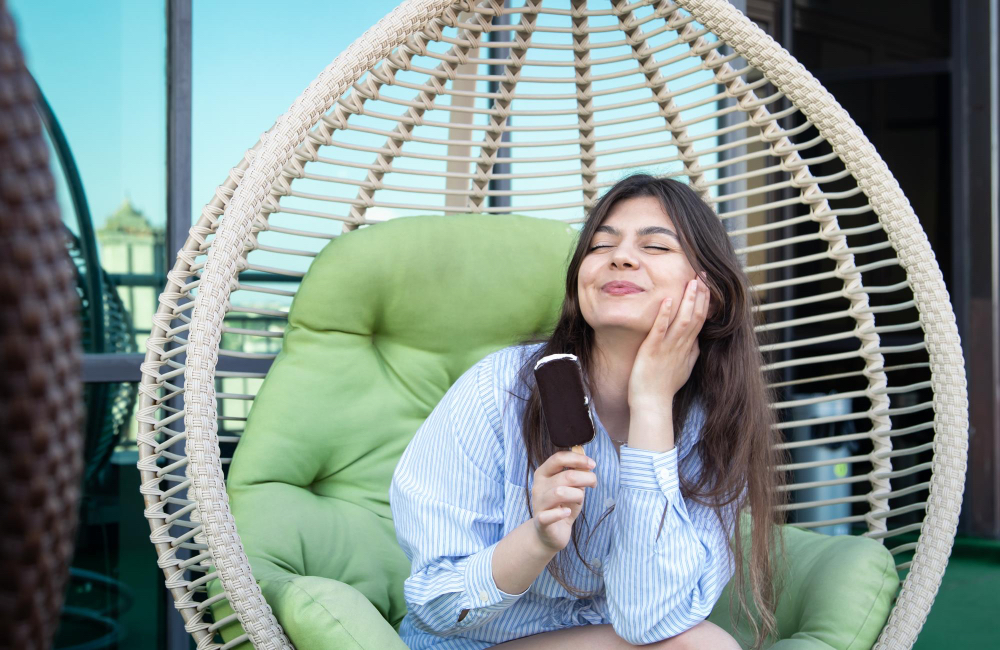 девушка в кресле-коконе