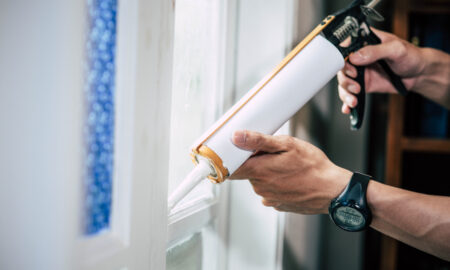 Строитель работает с монтажной пенной