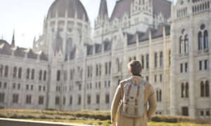 студент на фоне университета