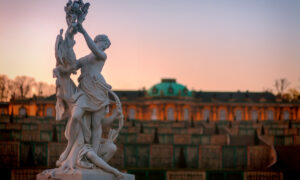 красивая статуя на фоне заката и дворца