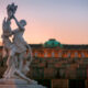 красивая статуя на фоне заката и дворца