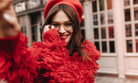 Девушка в куртке с красной бахромой