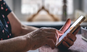 Бабушка держит в руках смартфон