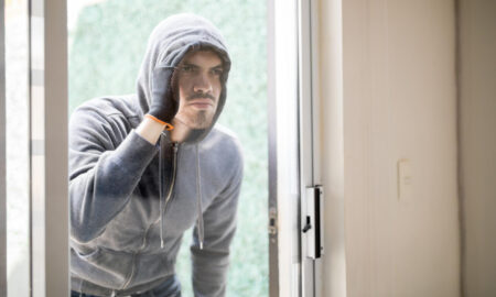 Заглядывает в окно